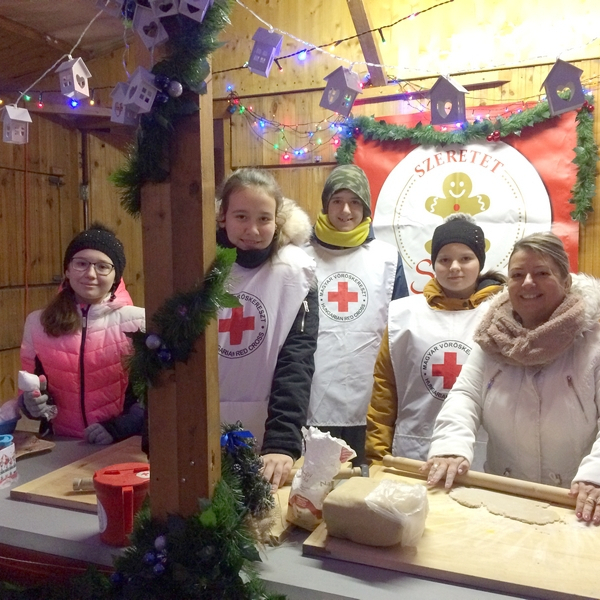 Miskolc -  Magyar Vöröskereszt által szervezett Szeretet Sütigyár adománygyűjtő akciója